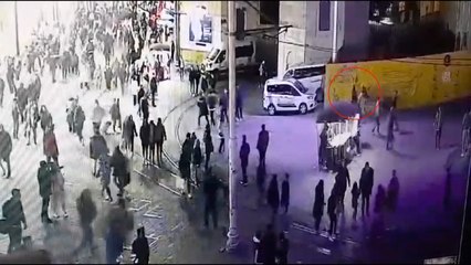 下载视频: Taksim Meydanı'nda husumetlisine benzettiği kişiyi vurdu