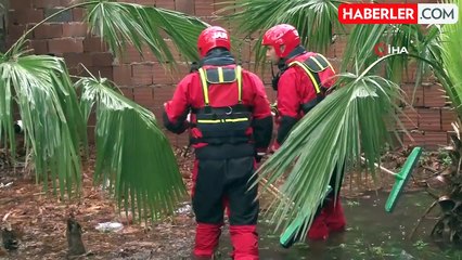 Sular altında kalan mahallede komandolar iş başında