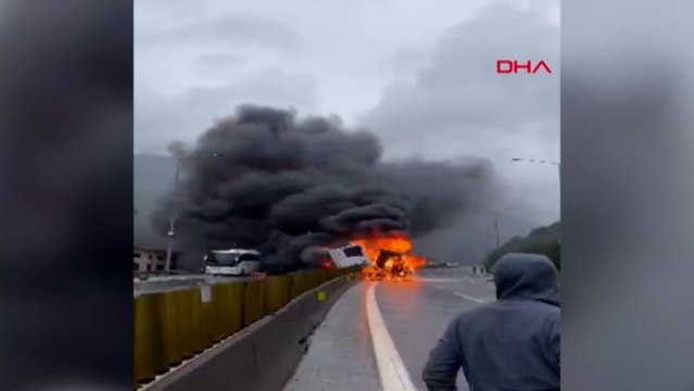 Otoyolda bariyere çarpan TIR, alev alev yandı