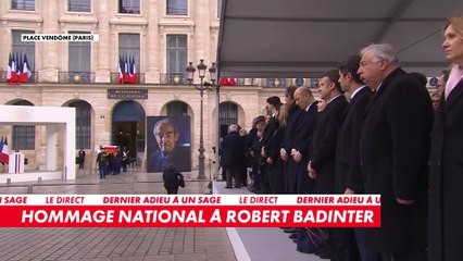 Le cercueil de Robert Badinter transporté sur la place Vendôme