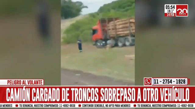 El increíble vuelco de un camión cargado con troncos tras realizar una maniobra peligrosa en Uruguay