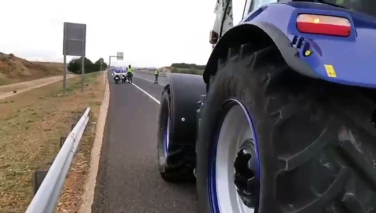 La protesta de agricultores y ganaderos corta la A-43 en Villar de Cantos