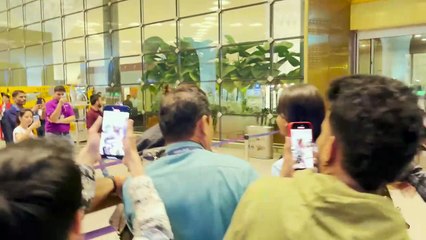 Shah Rukh Khan’s fan kisses his hand after spotting him at Mumbai airport. Watch