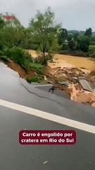 Carro é engolido por cratera em Rio do Sul