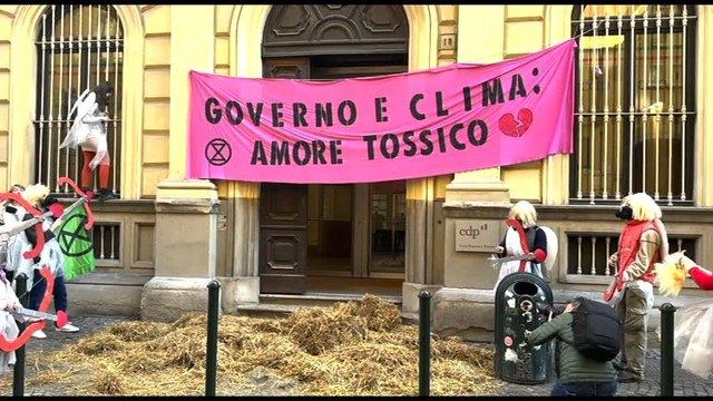 Amore tossico , Extinction Rebellion in azione per San Valentino