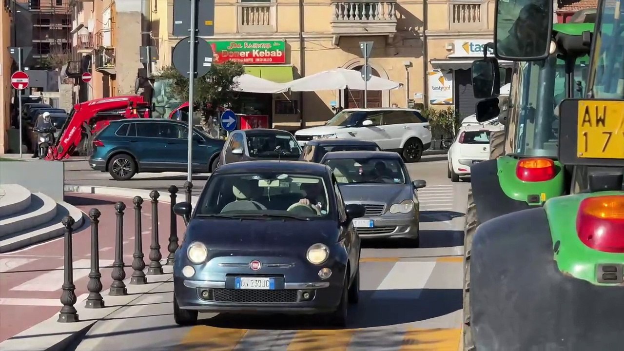 Dal porto alla piazza. Sale la protesta degli agricoltori