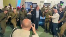 بومبيو يرقص مع جنود إسرائيليين على حدود غزة