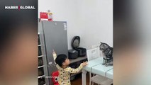 Çocuğun dediklerini anlayıp istediği her şeyi yapan kedi gündem oldu