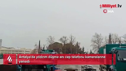 Antalya'da yıldırım düşme anı cep telefonu kameralarına yansıdı