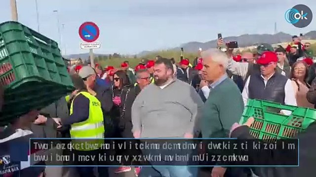 Los agricultores andaluces vuelven a volcar la carga de tomates de un camión procedente de Marruecos