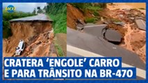 Cratera gigante ‘engole’ carro e interdita trânsito na BR-470 em Rio do Sul