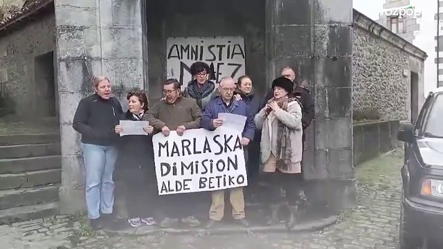 Ocho personas homenajean desde un fortín abertzale a los agentes de Barbate: Viva España, viva la Guardia Civil
