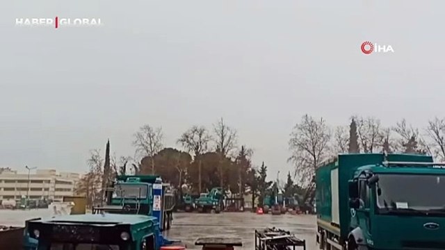 Çöp kovasında kafası konserve kutusuna sıkışmış halde bulunan kedi için seferber oldular