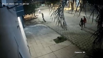 Cámara capta cuando desconocidos roban la tapa de una alcantarilla en el centro cruceño