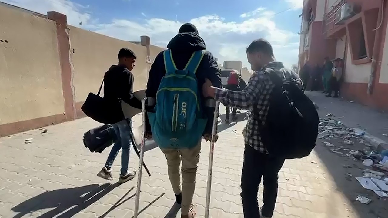 شاهد.. عودة النازحين إلى مجمع ناصر الطبي في خان يونس
