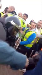 La Guardia Civil carga contra los agricultores que han cortado la A-1