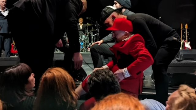 Mathias Malzieu, le chanteur de Dionysos, se casse la jambe sur scène en plein concert