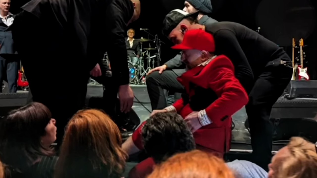 Mathias Malzieu, le chanteur de Dionysos, se casse la jambe sur scène en plein concert