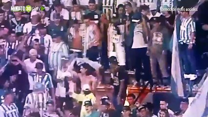 Momento exacto del momento en el que incendian las sillas de la tribuna sur del Atanasio