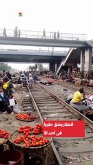 قطار يشق طريقه بين الباعة فى أحد الأسواق