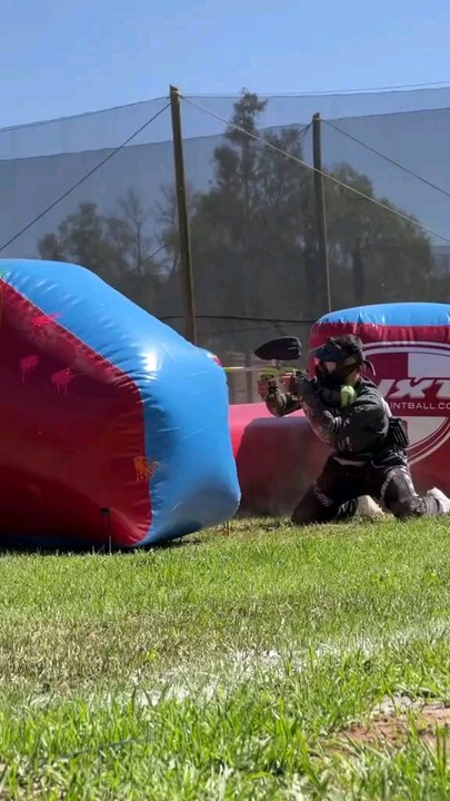 Le paintball est un jeu d'équipe ou individuel qui simule des scénarios de combat.  Les joueurs utilisent des marqueurs pour tirer des balles de paintball sur leurs adversaires.
