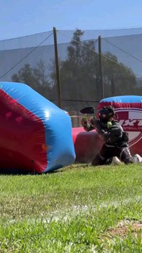 Le paintball est un jeu d'équipe ou individuel qui simule des scénarios de combat. Les joueurs utilisent des marqueurs pour tirer des balles de paintball sur leurs adversaires.