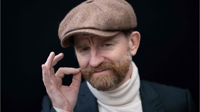 GALA VIDEO - Mathias Malzieu (Dionysos) blessé : le chanteur se casse la jambe en plein concert