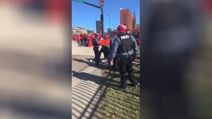 Chiefs - L'arrestation d'un des tireurs présumés filmée par des fans