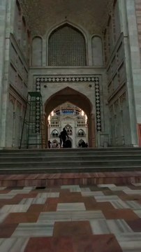 Une mosquée est un lieu de culte dans la religion islamique où les fidèles se rassemblent pour accomplir leurs prières et autres actes religieux.