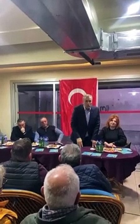 AKP Bandırma Belediye Başkan adayı Cemal Öztaylan, seçmene el hareketi yaptı