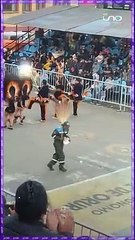 Al ritmo de los Tobas y la banda un barrendero sorprendió en Oruro.