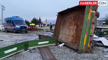 Mermer yüklü tır, işçi servisi ile çarpıştı... O anlar kamerada