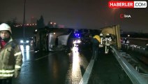 Bağcılar TEM Otoyolu'nda mıcır yüklü kamyon bariyerlere çarpıp yan yattı