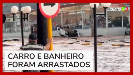 Chuva arrasta carros e causa enxurrada em Bauru