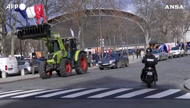 Agricoltori, Parigi: una mucca guida il corteo in vista della Tour Eiffel