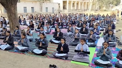 अजमेर  के स्कूल में स्टूडेंट्स ने एकसाथ किया सूर्य नमस्कार