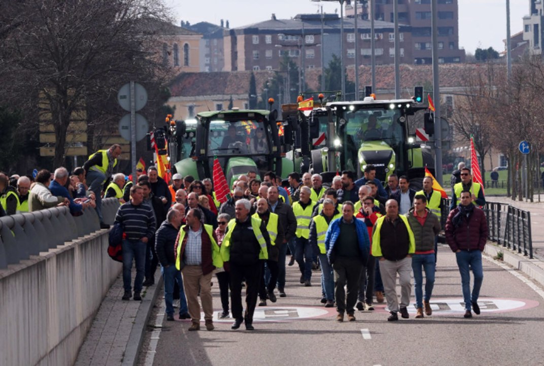 Los agricultores se reúnen este jueves con el ministro Luis Planas después de bloquear el miércoles Andalucía