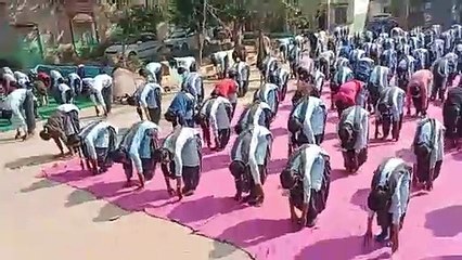 स्कूल में  सूर्य नमस्कार के साथ योग प्राणायाम का देखें वीडियो