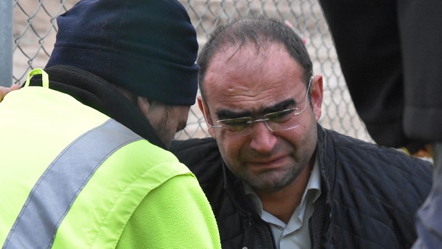 Toprak altında kalan işçilerin yakınlarının üzüntülü bekleyişi sürüyor