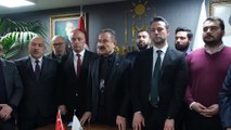 Görevden alınan İYİ Parti Ankara İl Başkanı Yener Yıldırım Atatürklü kravatını öperek veda etti: Koltuklar onların olsun, biz vatan sevdalısıyız
