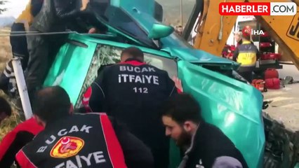 Burdur'da can pazarı: İki otomobil kafa kafaya çarpıştı