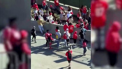 Al menos un muerto y 22 heridos tras un tiroteo en el desfile por la victoria de la Super Bowl