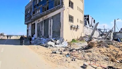 آثار القصف الإسرائيلي على مصانع وشركات في مخيم البريج
