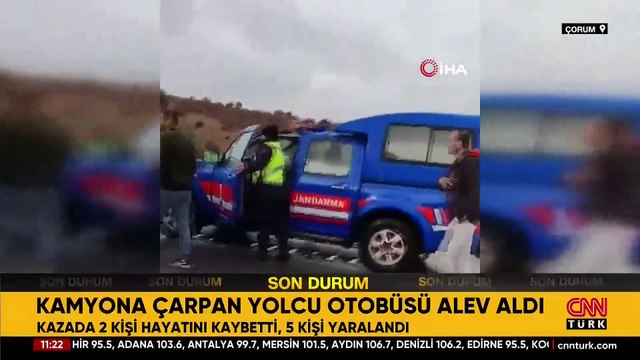 Kamyona çarpan otobüs alev topuna döndü: 2 kişi can verdi!