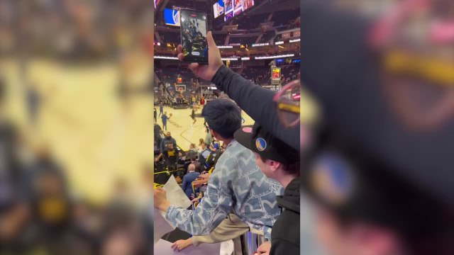 Curry camina por el túnel de vestuarios hacia los fans y el regalo que les hace es aún mejor de lo esperado