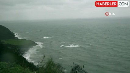 Sahil güvenlik ekipleri batan geminin bulunduğu bölgeyi tarıyor