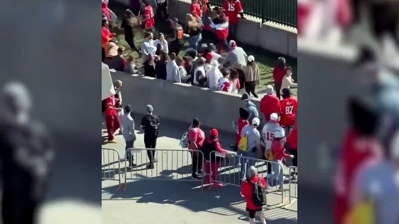 Al menos un muerto y 22 heridos tras un tiroteo en el desfile por la victoria de la Super Bowl
