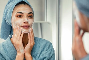 Voici l'astuce pour bien se démaquiller, même en étant à court de cotons