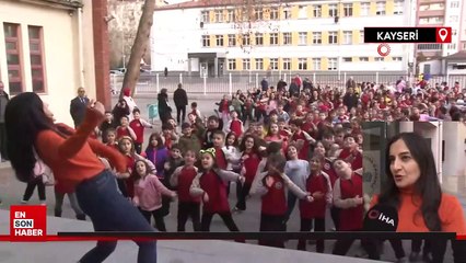 Kayseri'de öğrenciler derslerine oynayarak giriyorlar