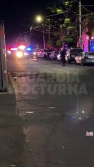 Tải video: #Preliminar Un hombre resultó lesionado con un impacto de bala tras un intento de asalto en la colonia Revolución de Guadalajara, policías de Guadalajara lograron detener al malandro y frustrar el robo de una camioneta #GuardiaNocturna